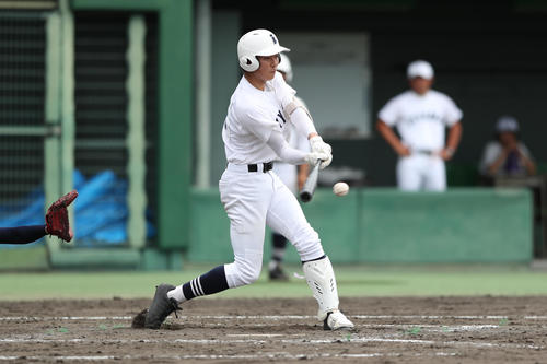 伊那弥生ヶ丘対飯山　10回裏飯山2死一、三塁、中前へサヨナラ適時打を放つ飯山・常田（撮影・佐田亮輔）