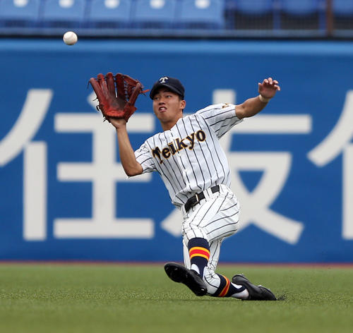 日大豊山対帝京　3回表日大豊山1死、小野沢の打球を好捕する大内（撮影・大野祥一）