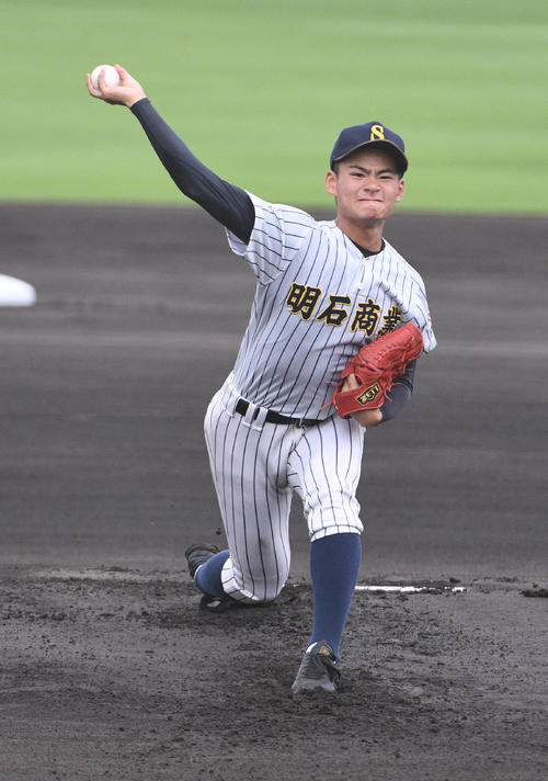 柏原対明石商　先発し3回をゼロに抑えた明石商・中森俊介（撮影・渦原淳）
