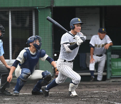 柏原対明石商　2回裏明石商2死二塁、中森俊介は適時打を放つ（撮影・渦原淳）