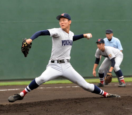 横浜対光明相模原　力投する横浜先発の及川（撮影・鈴木正章）