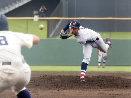 横浜対光明相模原　力投する横浜先発の及川（撮影・鈴木正章）
