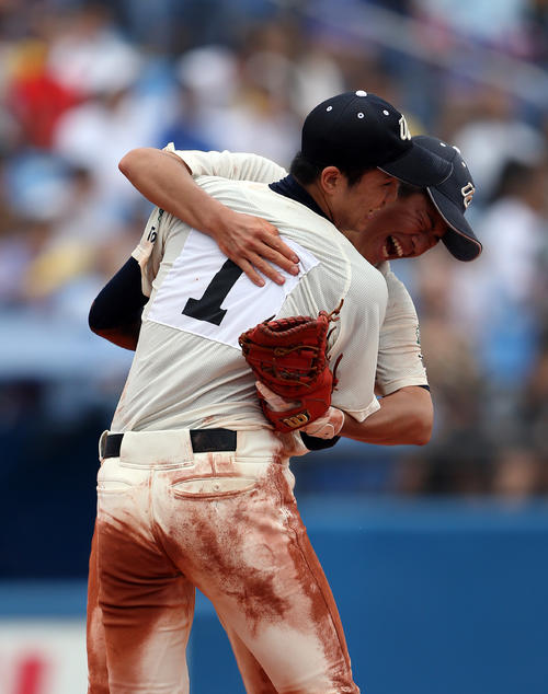 上野学園対修徳　修徳を破り、徳山（奥）と抱き合って喜ぶ赤坂（撮影・大野祥一）