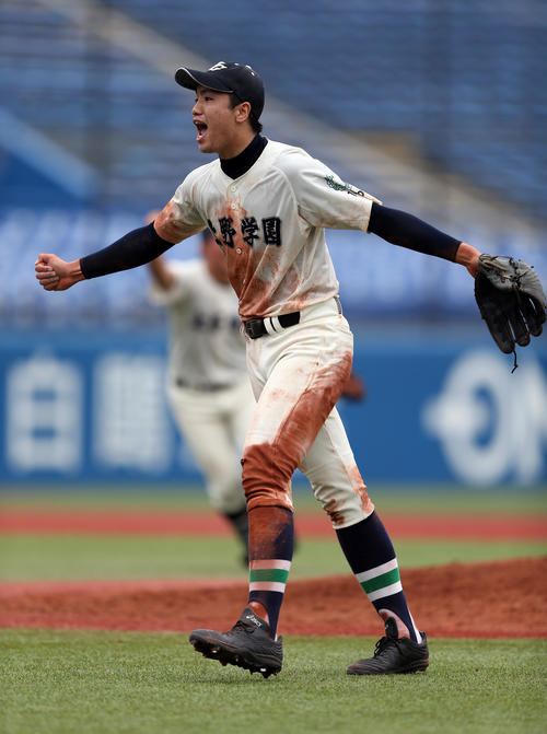 上野学園対修徳　9回裏修徳2死三塁、二ゴロに仕留め、勝利を喜ぶ赤坂（撮影・大野祥一）
