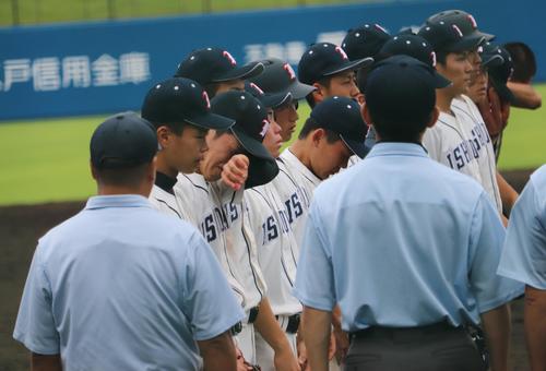 石岡一対霞ケ浦　暴投でサヨナラ負けを喫し、試合後の整列時に涙をぬぐう石岡一・岩本（左から3人目）（撮影・古川真弥）