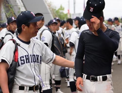 石岡一対霞ケ浦　試合後、川井監督（左）からねぎらわれる石岡一・岩本（撮影・古川真弥）