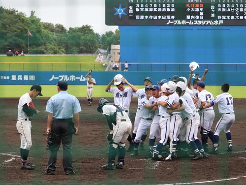 石岡一対霞ケ浦　10回裏2死三塁、暴投サヨナラ負けに呆然とする石岡一・岩本（左）。左から3人目は飯塚。右は歓喜に沸く霞ケ浦ナイン（撮影・古川真弥）