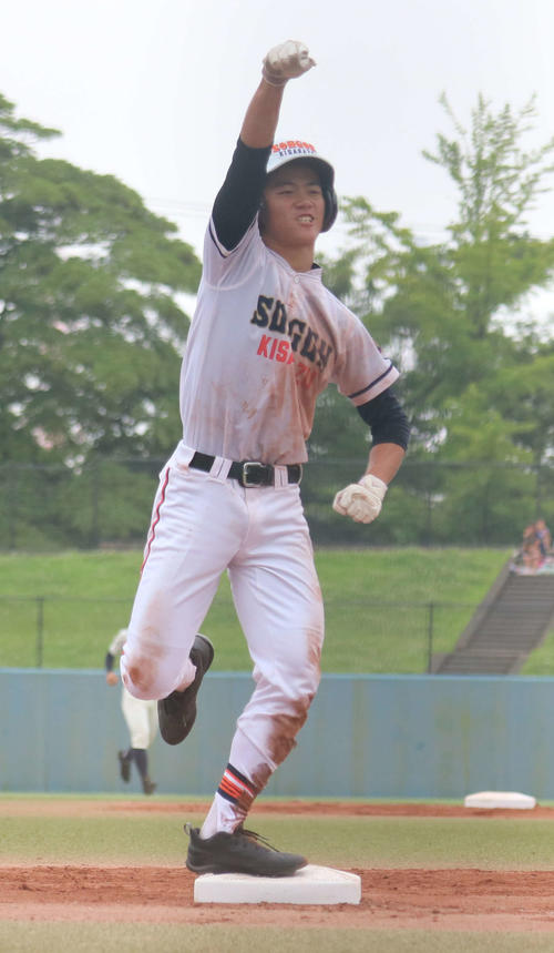 木更津総合対市船橋　5回表木更津総合1死一、三塁、2点適時三塁打を放ちガッツポーズをする山中（撮影・飯岡大暉）