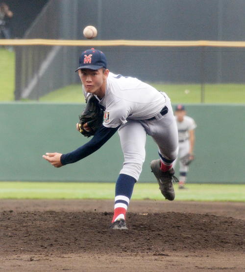 横浜対光明学園相模原　力投する横浜先発の及川（撮影・鈴木正章）