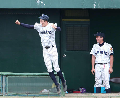 大船渡対久慈　延長の末に久慈を破り、ガッツポーズでベンチを飛び出す大船渡・佐々木（撮影・河野匠）