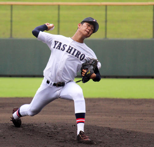 須磨翔風戦で先発し力投する社の藤本竜輝（撮影・佐井陽介）