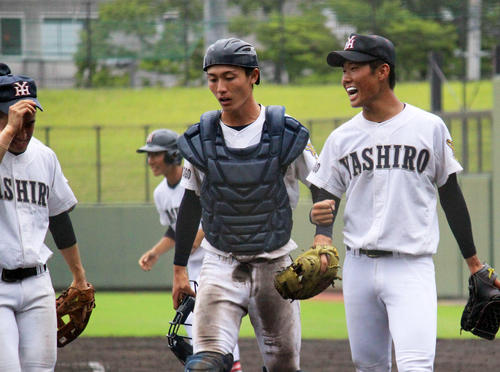 社の藤本竜輝投手（3年）は春の準Vチーム須磨翔風を相手に完封勝利を収めて笑顔（撮影・佐井陽介）