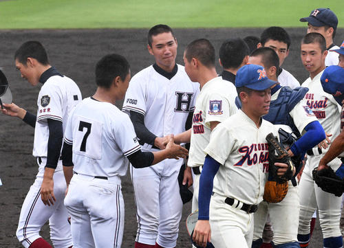 西宮東・茶谷哲兵（左から3人目）と握手をかわす神戸国際大付・柴野琉生（撮影・渦原淳）