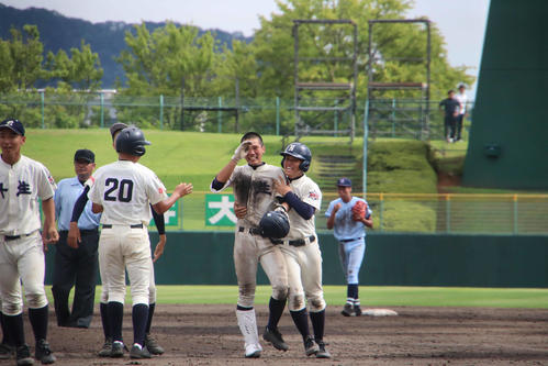 勝利に喜ぶ丹生ナイン（撮影・南谷竜則）