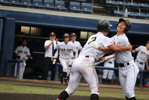 関東学園大付対高崎商大付　延長10回1死三塁、臺（右）は、決勝のホームを踏んだ阿久津と抱き合う