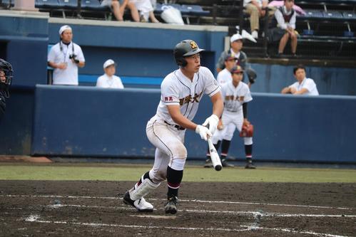 関東学園大付対高崎商大付　延長10回表1死、右越えに決勝点口火の三塁打を放つ関東学園大付・阿久津