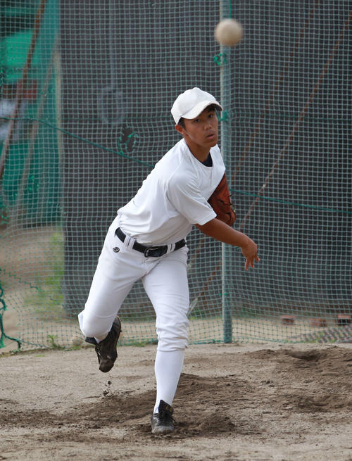 軽いキャッチボールで調整する新潟の笹川投手