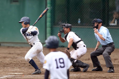大船渡対久慈　11回表大船渡1死一、三塁、勝ち越し打を放つ大船渡・千葉（撮影・狩俣裕三）