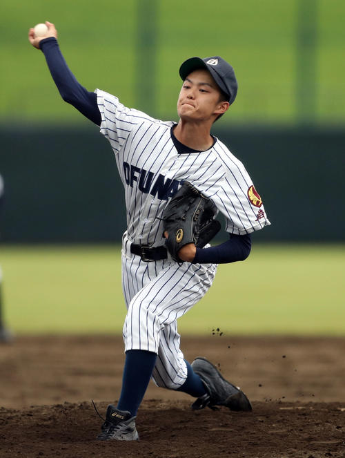 大船渡対久慈　8回裏から登板する大船渡2番手の和田（撮影・狩俣裕三）