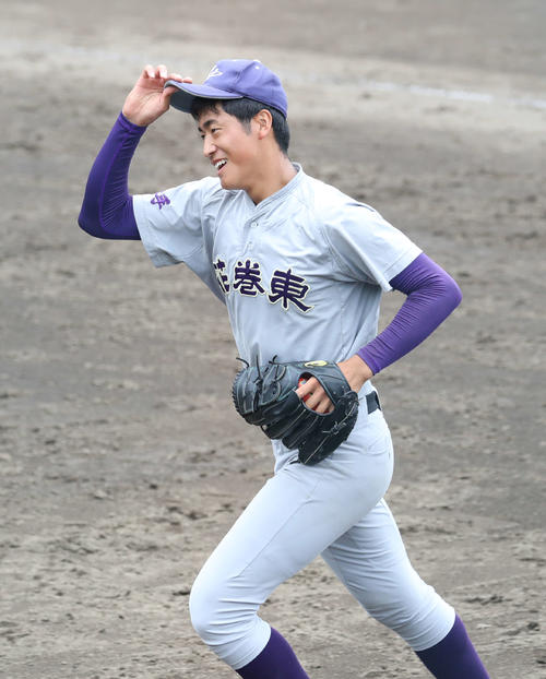 一関学院対花巻東　8回表を0点に抑え、笑顔でベンチに戻る花巻東・西館（撮影・河野匠）