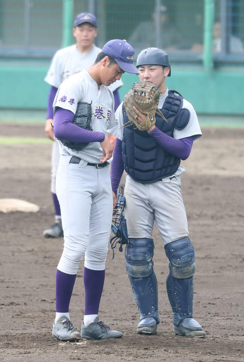 一関学院対花巻東　4回表一関学院無死一塁、マウンドに駆け寄り西館（左）に声を掛ける菅（撮影・河野匠）