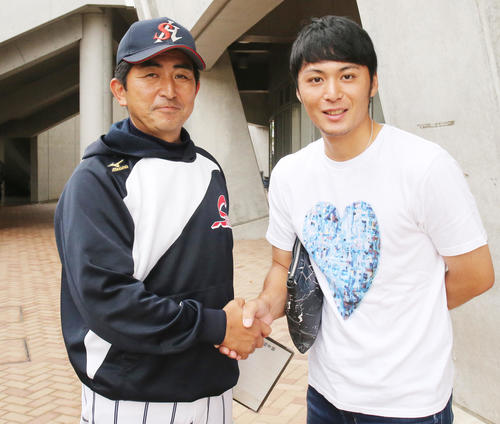柴田・平塚監督（左）は応援に駆けつけたOBの楽天熊原（右）と握手をかわす