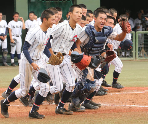 名取北対柴田　準々決勝進出を決め、応援席に走り出す柴田の選手たち（撮影・野上伸悟）