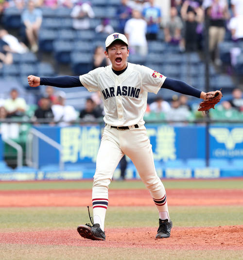 成田対習志野　完投勝利しガッツポーズで雄たけびを上げる習志野・飯塚（撮影・鈴木正人）