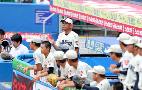 成田対習志野　指示する習志野・小林監督（中央）（撮影・鈴木正人）