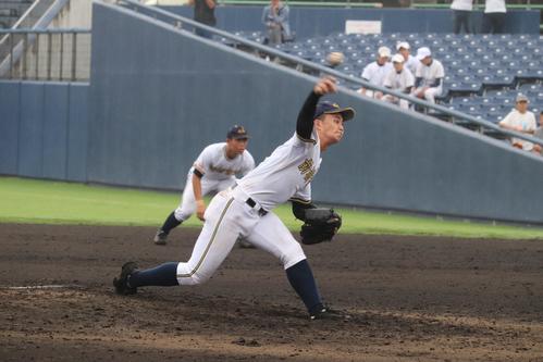 前橋育英対市太田　力投する前橋育英・梶塚