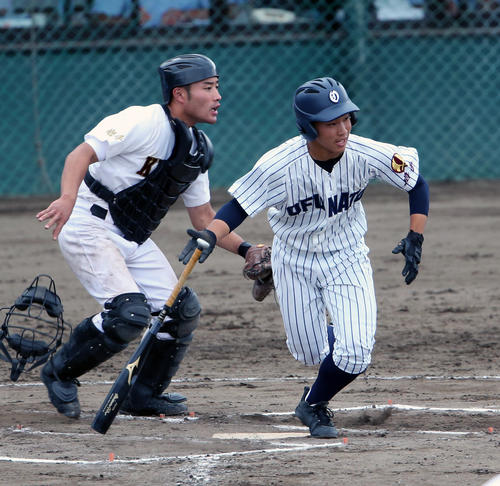 第101回全国高等学校野球選手権岩手大会　準々決勝　大船渡対久慈　6回表大船渡無死満塁、左前に2点適時打を放ち駆け出す佐藤良樹