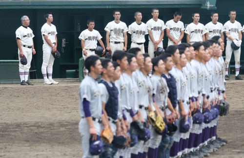 一関学院対花巻東　校歌を歌う花巻東ナインを横目に整列する一関学院・沼田監督（左端）ら（撮影・河野匠）