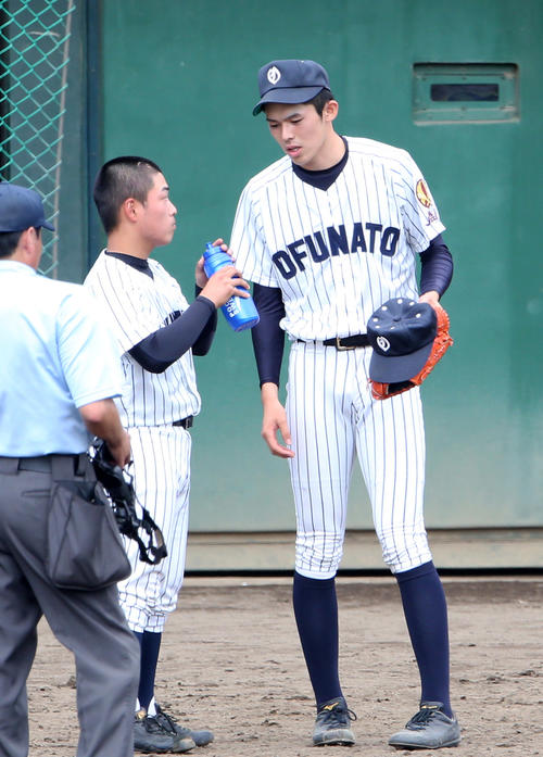 4回裏を前に、大和田（左）に声を掛けてグラブを渡す佐々木（撮影・河野匠）