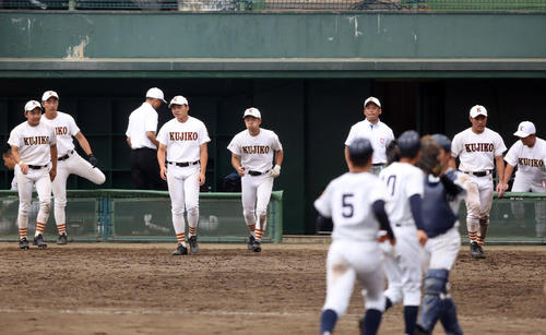大船渡に敗れ、悔しそうな表情でベンチを出る久慈の選手たち（撮影・狩俣裕三）