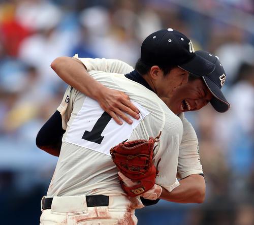 上野学園対修徳　修徳を破り、徳山（奥）と抱き合って喜ぶ上野学園・赤坂（撮影・大野祥一）