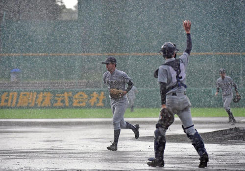 京都外大西対京都国際　1回裏京都国際、雨脚が強くなりベンチに戻る京都外大西・上羽（左）らナイン（撮影・清水貴仁）