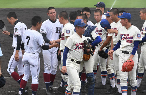 西宮東対神戸国際大付　試合後、神戸国際大付・柴野（中央）らと握手をかわす西宮東・茶谷（左から3人目）ら（撮影・渦原淳）