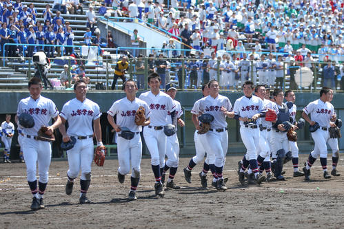甲府城西対山梨学院 決勝へ進出し、笑顔の山梨学院ナイン（撮影・佐田亮輔）