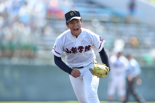 甲府城西対山梨学院 ピンチを併殺打で切り抜け、ほえる山梨学院・中込陽翔（撮影・佐田亮輔）