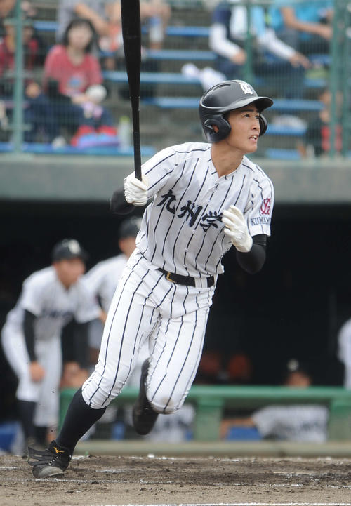 九州学院対秀岳館　九州学院3回無死走者なし、川野涼多内野手が右翼越えの同点弾を放つ（撮影・浦田由紀夫）