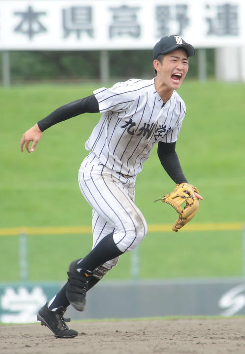 九州学院対秀岳館　九州学院の川野涼多内野手が勝利の瞬間、雄たけびを上げる（撮影・浦田由紀夫）
