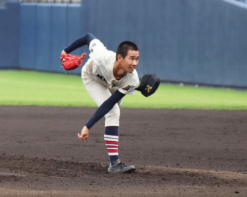 帽子を飛ばして力投する前橋商・井上