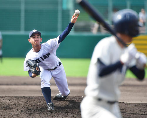 龍谷大平安対塔南　9回完投で勝利に貢献する龍谷大平安・野沢秀伍投手（撮影・清水貴仁）