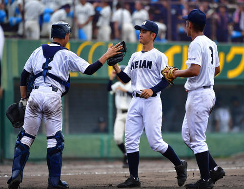 龍谷大平安対塔南　9回完投で勝利に貢献する龍谷大平安・野沢秀伍投手（中央）（撮影・清水貴仁）