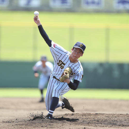 富士学苑対東海大甲府 先発で力投する東海大甲府・鈴木虎我（撮影・佐田亮輔）