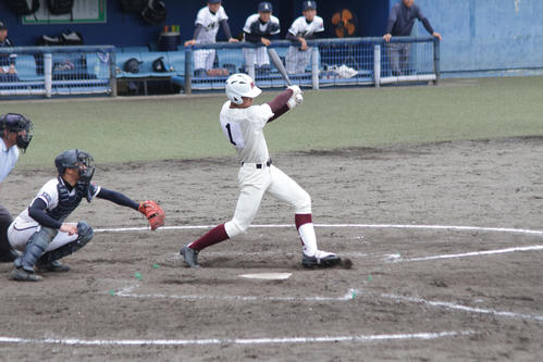 安芸対高知　4回裏、遊ゴロに倒れる高知・森木（撮影・柏原誠）
