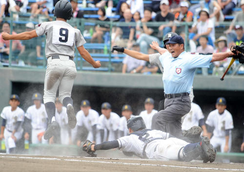 熊本工6回表2死一、二塁、森翔太郎内野手の右前適時で二塁走者の小野隆也外野手が先制のホームイン（撮影・浦田由紀夫）
