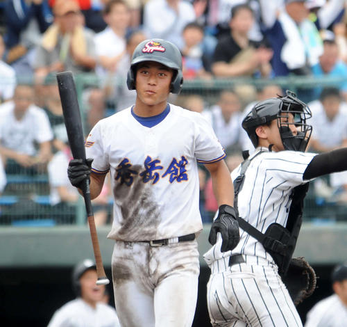秀岳館7回裏2死一塁、田浦由亮内野手が最後の打席で三振に終わる（撮影・浦田由紀夫）
