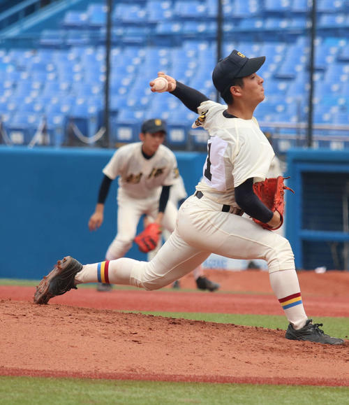 豊多摩対創価　力投する創価先発の古川（撮影・飯岡大暉）
