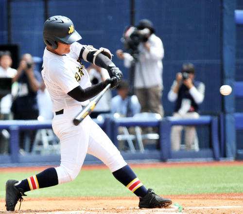 1回裏日本文理1死一、二塁、中田一塁手が先制の左越え3点本塁打を放つ（撮影・山岸章利）